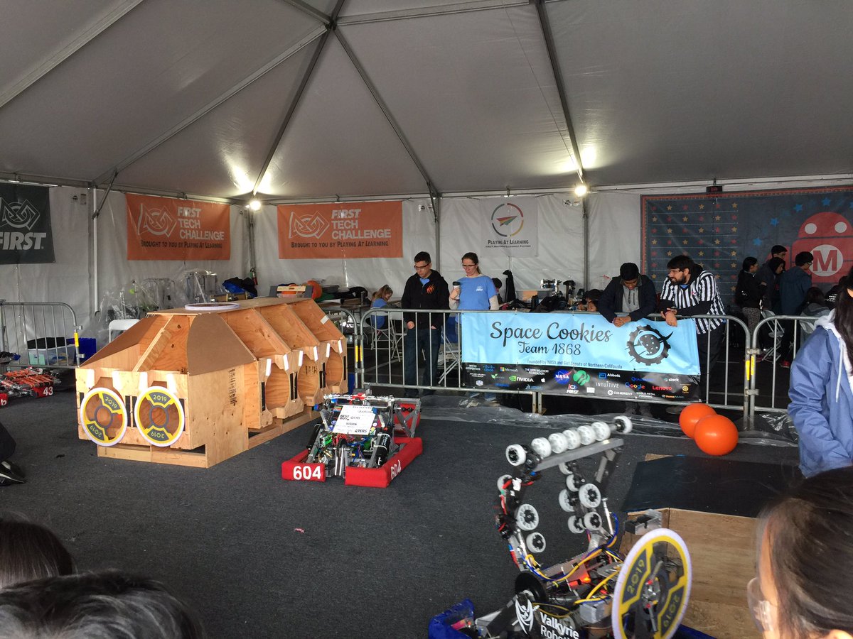 Jeffreycode42's tweet image. Robot try to pick up big ball #robot #kids #tech @makerfaire