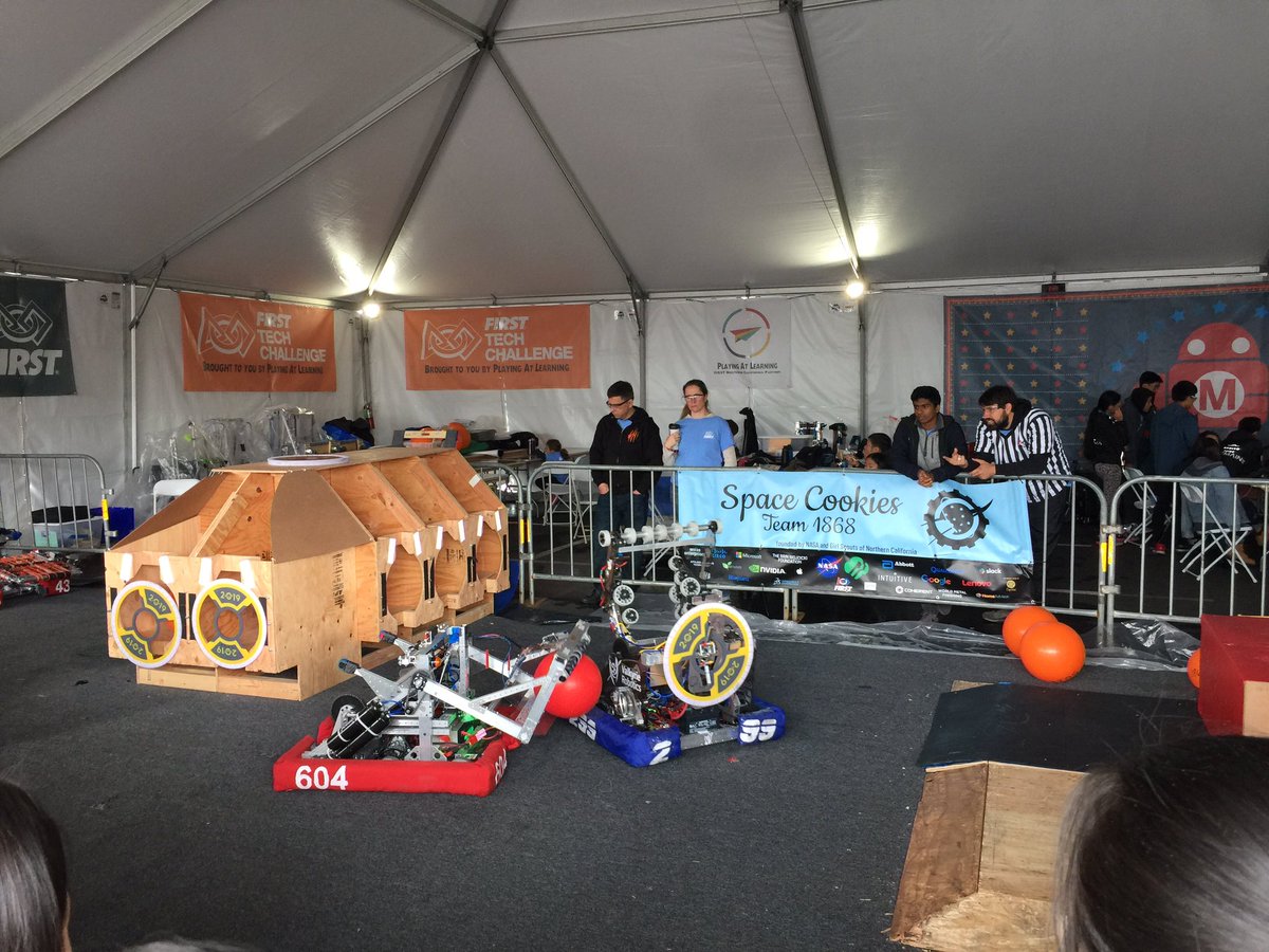 Jeffreycode42's tweet image. Robot try to pick up big ball #robot #kids #tech @makerfaire