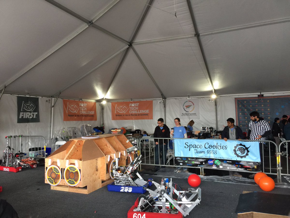 Jeffreycode42's tweet image. Robot try to pick up big ball #robot #kids #tech @makerfaire
