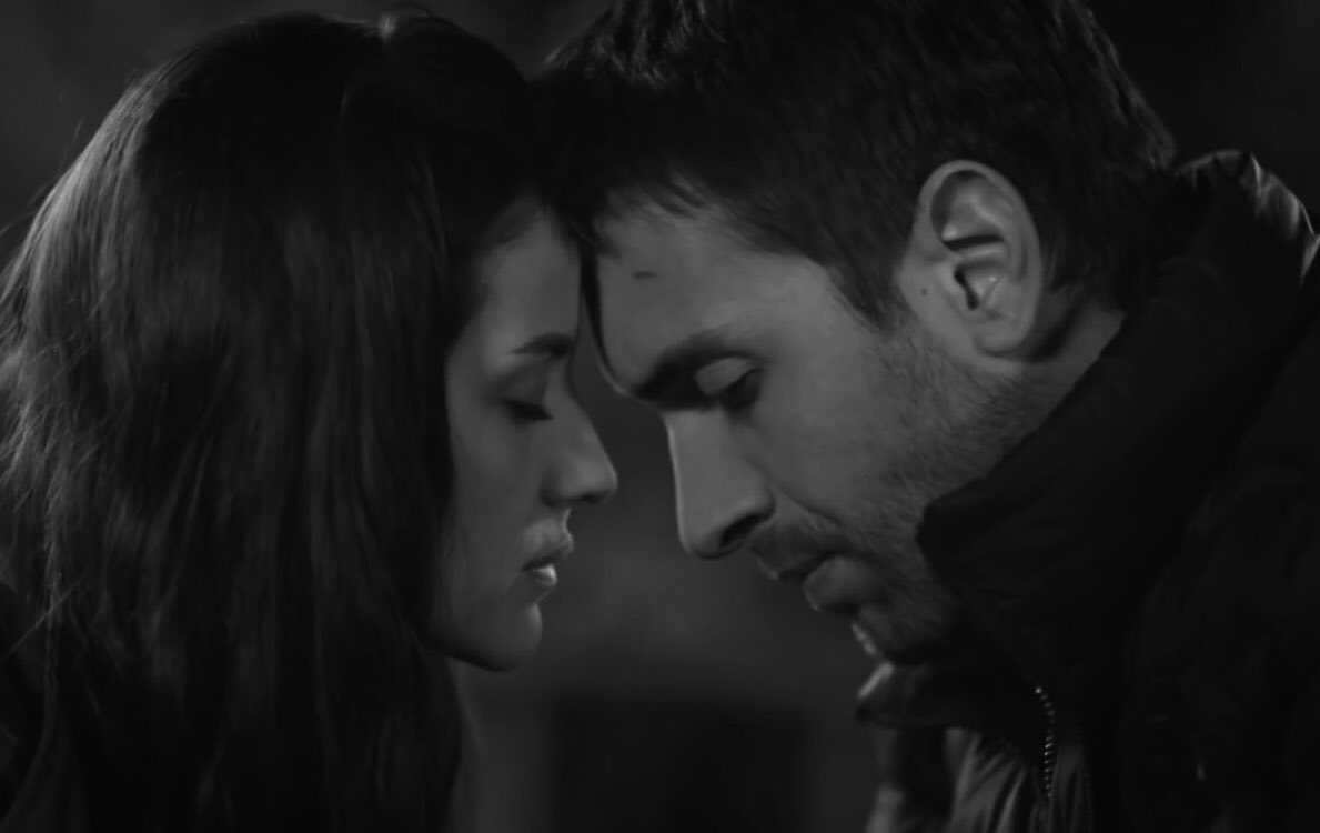 "derdim de sensin dermanım da napiyim."🌃🥀

#SenAnlatKaradeniz  #UlaşTunaAstepe #İremHelvacıoğlu #NefTah