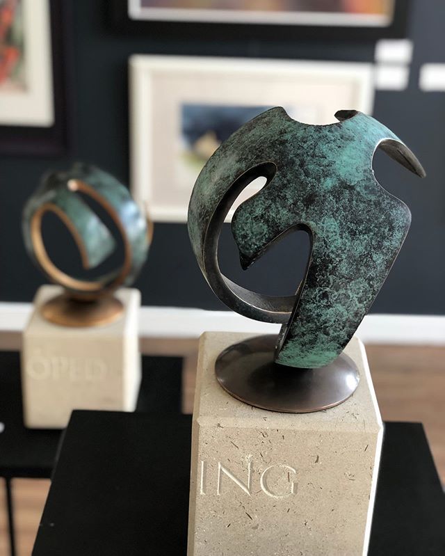 lucygannon1's tweet photo. Today was the last day of the Sandstone Festival Exhibition at @ladylonghorngallery with beautiful panoramic views of the Cheshire landscape - the setting alone is inspirational. 
Our limited editions bronzes are available to buy if you contact the studi… https://t.co/ZWQpXGbi81 https://t.co/yHzGCrXbj6