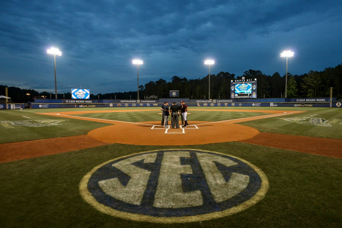 AuburnBaseball's tweet photo. Calling all Auburn fans in B'ham.

We'll practice at the Hoover Met tomorrow at 5:40 p.m. CT. Looking forward to seeing the orange and blue at the ballpark.

#WarEagle | #AuburnFamily https://t.co/5Y2wqMJ7R8