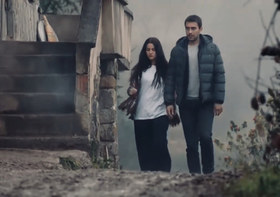 Güzelliğinize, doğallığınıza, en önemlisi de masumluğunuza kocamaan 🌹🌹 

#SenAnlatKaradeniz  #UlaşTunaAstepe #İremHelvacıoğlu #NefTah