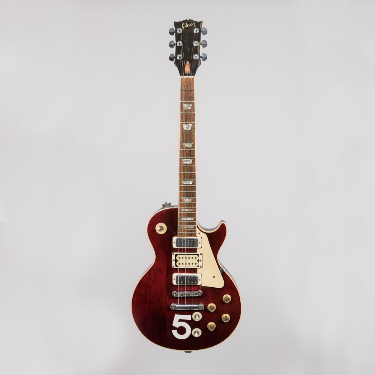 Happy birthday to #PeteTownshend! Featuring modified electronics and marked with a large “#5” for quick identification on stage, this Les Paul was a staple of live performances in the late 1970s. On display now in The Electric Guitar. #ElectricGuitarsatMIM