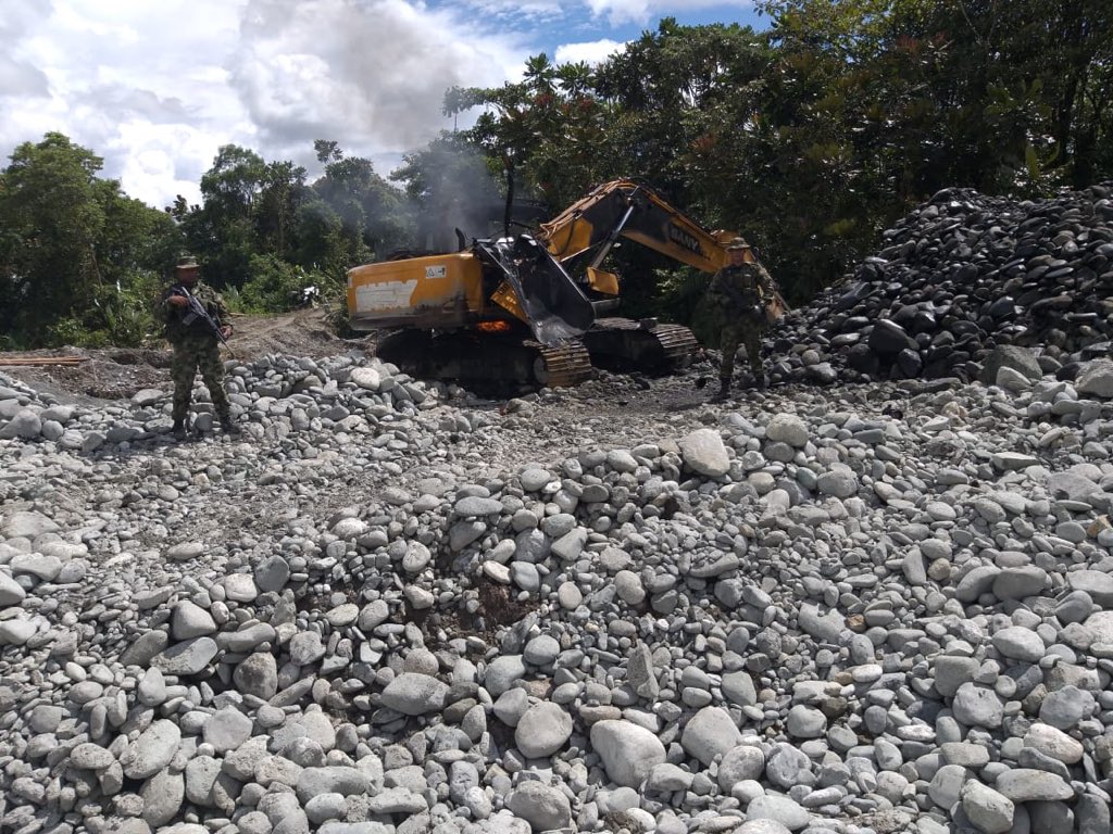 FuerzaAereaCol's tweet photo. #Importante| Incautación de maquinaria utilizada para minería criminal fue el resultado de una gran operación entre la @FuerzaAereaCol @COL_EJERCITO @ArmadaColombia @PoliciaColombia @FiscaliaCol en el departamento del Cauca #CACOM7 ➡️ https://t.co/hzZ98u7sXb https://t.co/GmpbF1ZOka