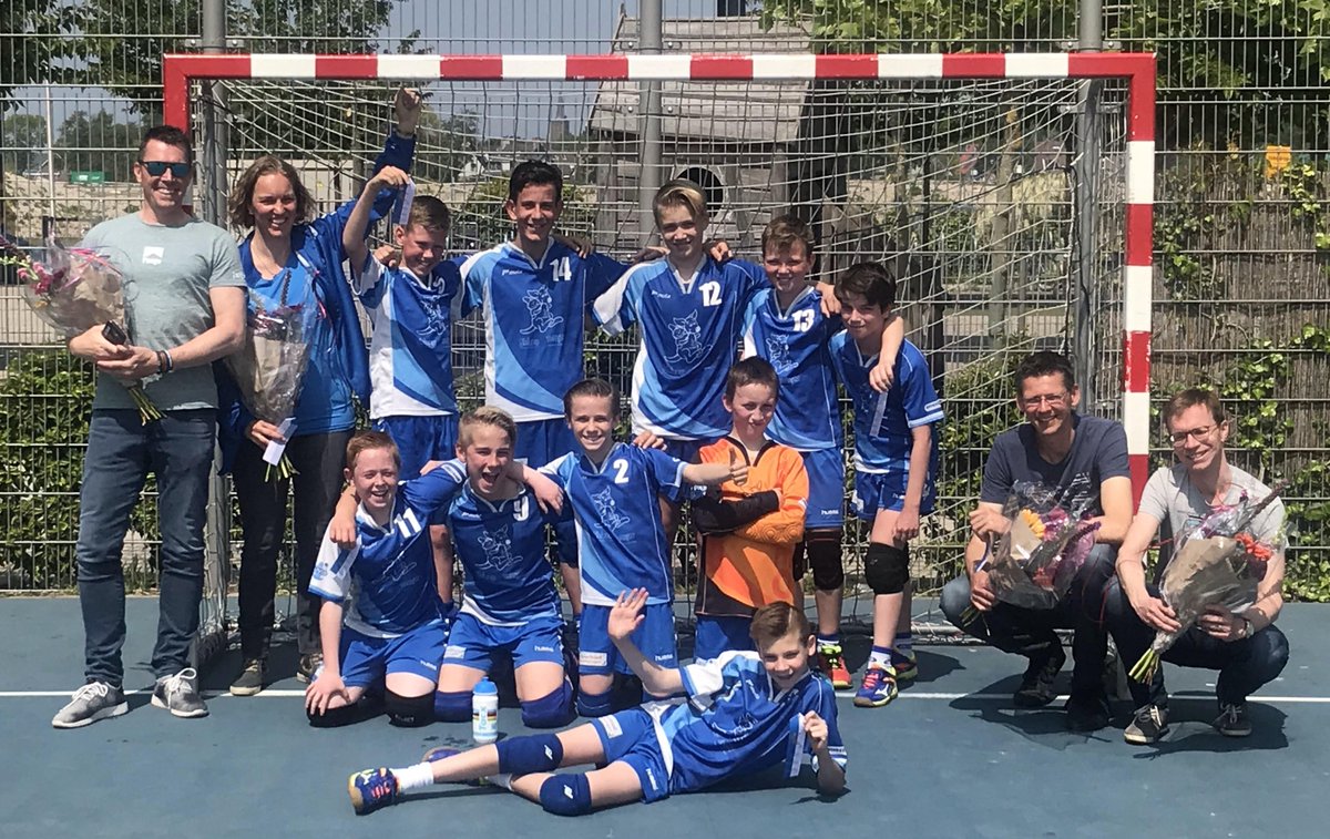 D3 zaalkampioen. Een verlate huldiging, maar... D3 is in de zaal kampioen geworden. Gefeliciteerd! oliveohandbal.nl/nieuws/d3-zaal…