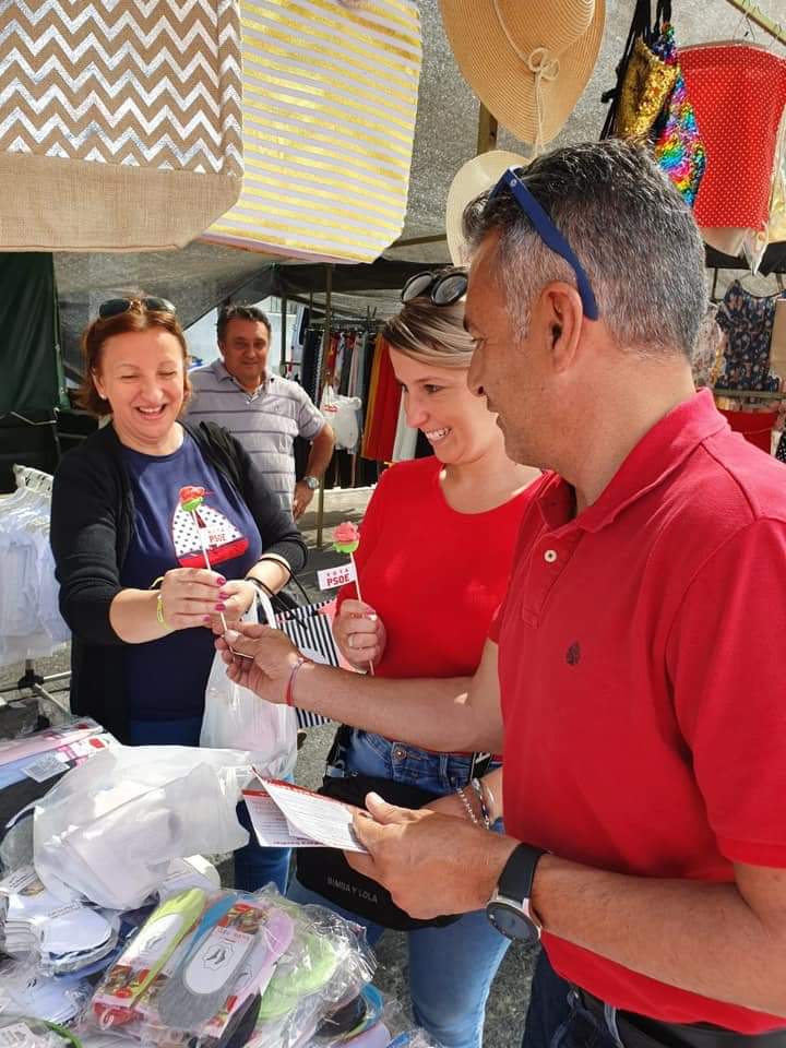 OrtaJenaro's tweet photo. De nuevo en el mercadillo. De nuevo el contacto directo con nuestras vecinas y vecinos... De nuevo escuchando propuestas y explicando nuestro PLAN.
VotaPSOE🌹
#VotaJenaroOrta
#IslaCristina
#TúGobiernasConmigo
#JenaroOrta
#LaIslaCristinaQueQuieres❤ https://t.co/pvRvsUcRmk