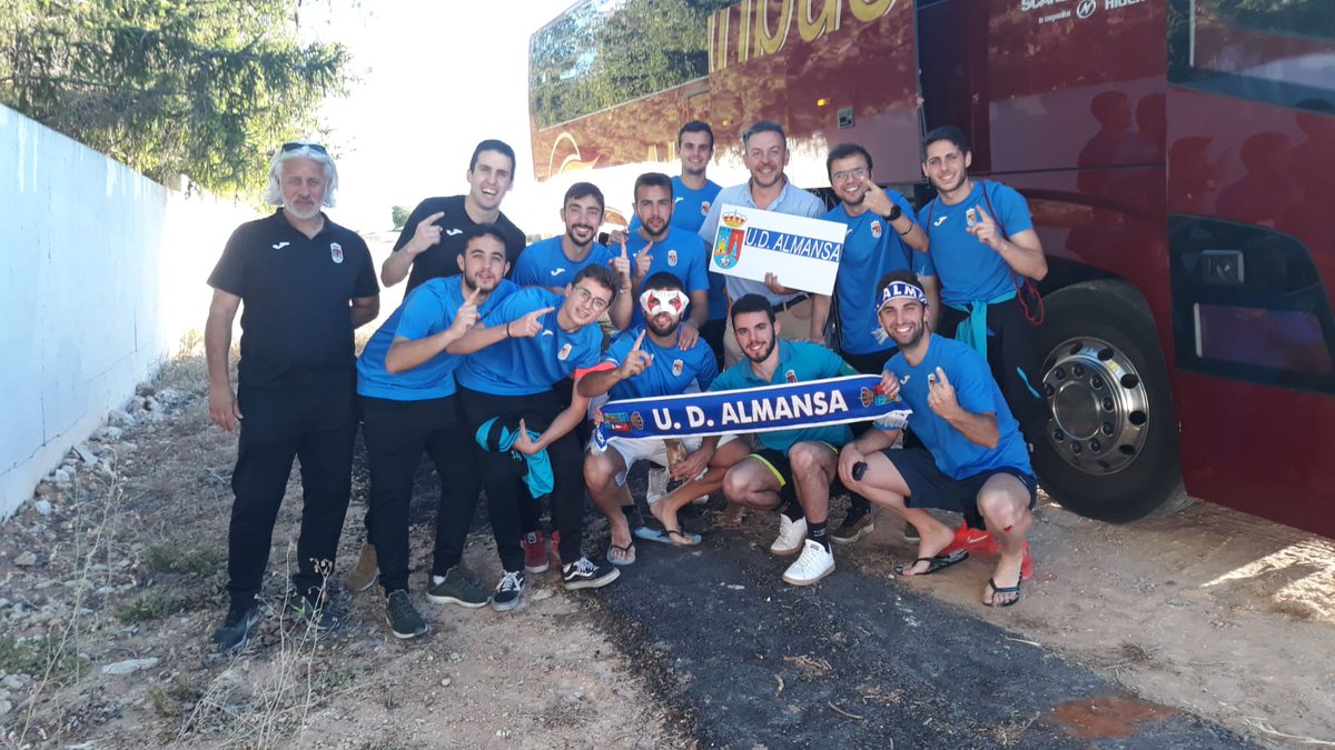 Balon_Parado's tweet photo. El Filial @UDAlmansa lo ha conseguido esta tarde. 
Los de @VictorM91872090 logran de forma brillante el ascenso a 1ª Autonómica y esto puede ser el primero de otros ascensos para nuestro deporte en una temporada que pinta a histórica.
ENHORABUENA!!!
📸 @joseazulgrana22 https://t.co/8Slxasqysg