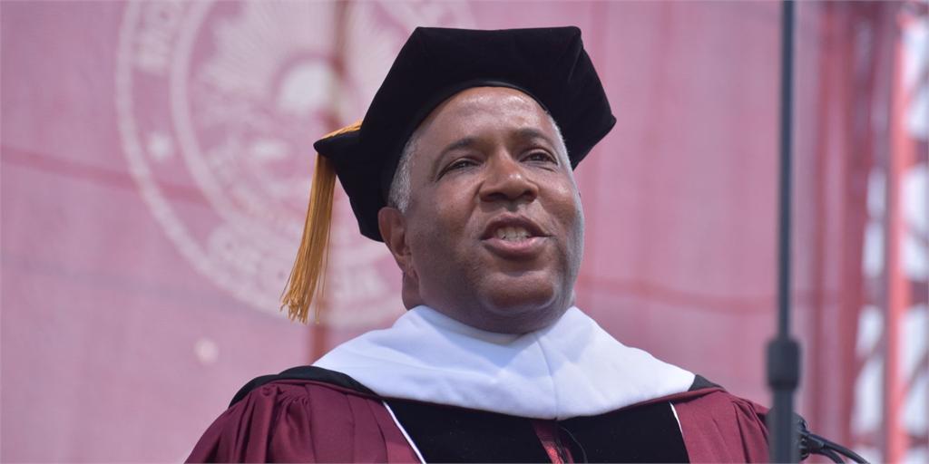 An American billionaire speaking at a degree ceremony announced he would pay off the student debt of all 400 graduates – worth R580 million
goto.bi/smithsgift