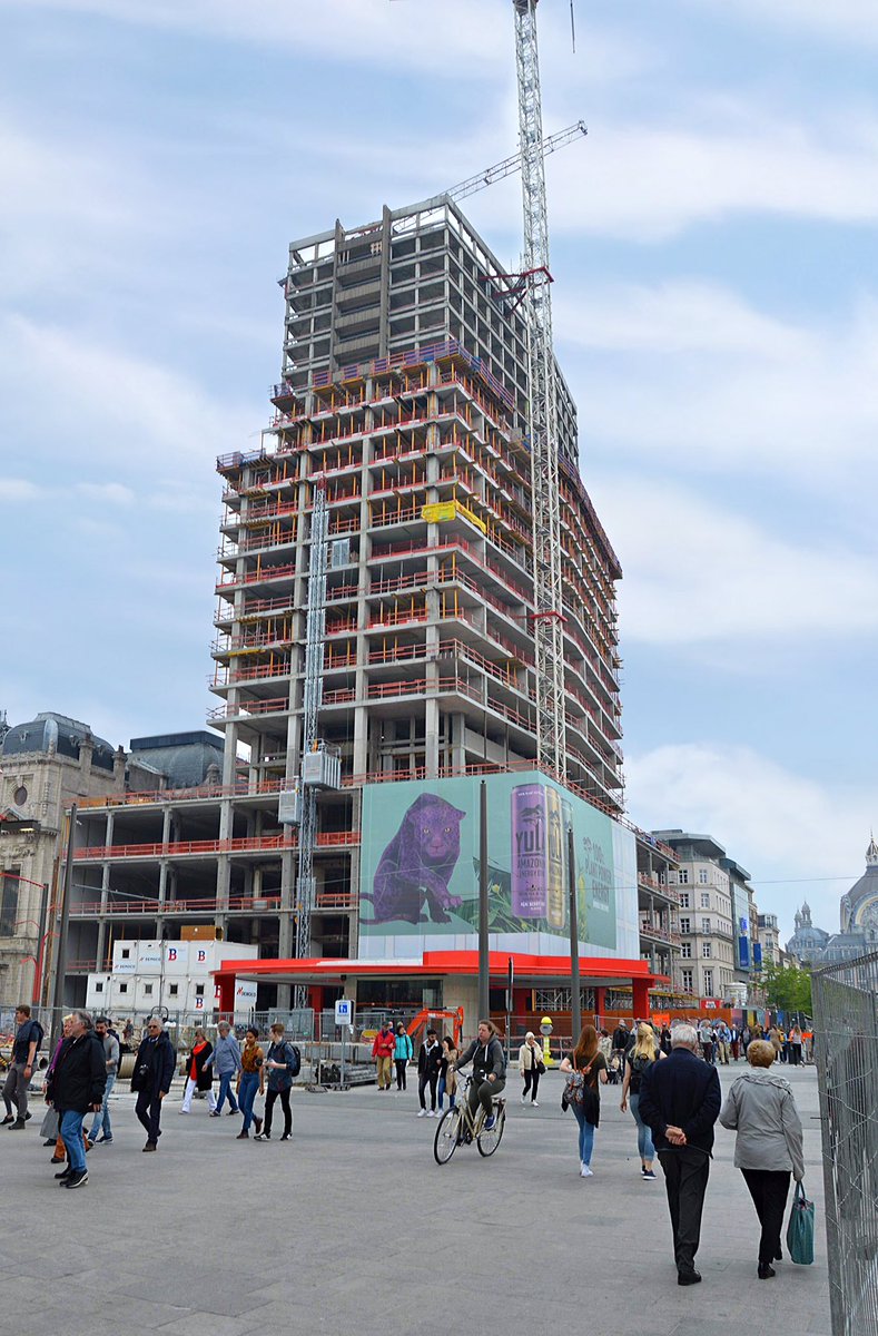 Thomas_A_Lokaal's tweet photo. Grote opkomst voor #OpenWervendag #AntwerpTower ! Tegen 2021 transformeert #Matexi de oude kantoortoren tot een multifunctioneel project met 240 appartementen, ruimte voor retail, restaurants, ondergrondse parkeerplaatsen. De toren wordt nog hoger en klimt van 86 meter naar 100. https://t.co/fjfbPMwEMp