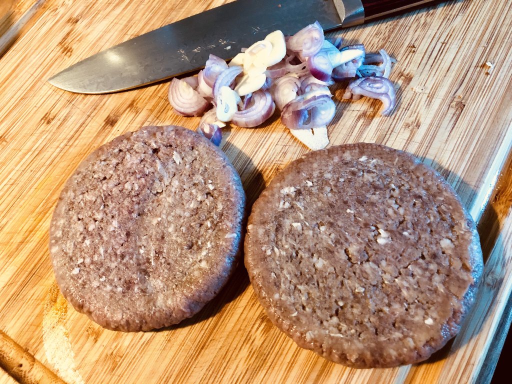 Einsamer "Männerburger" ... das Monster-Bun für ganze Männer ... slowereat.com/2019/05/19/ein…