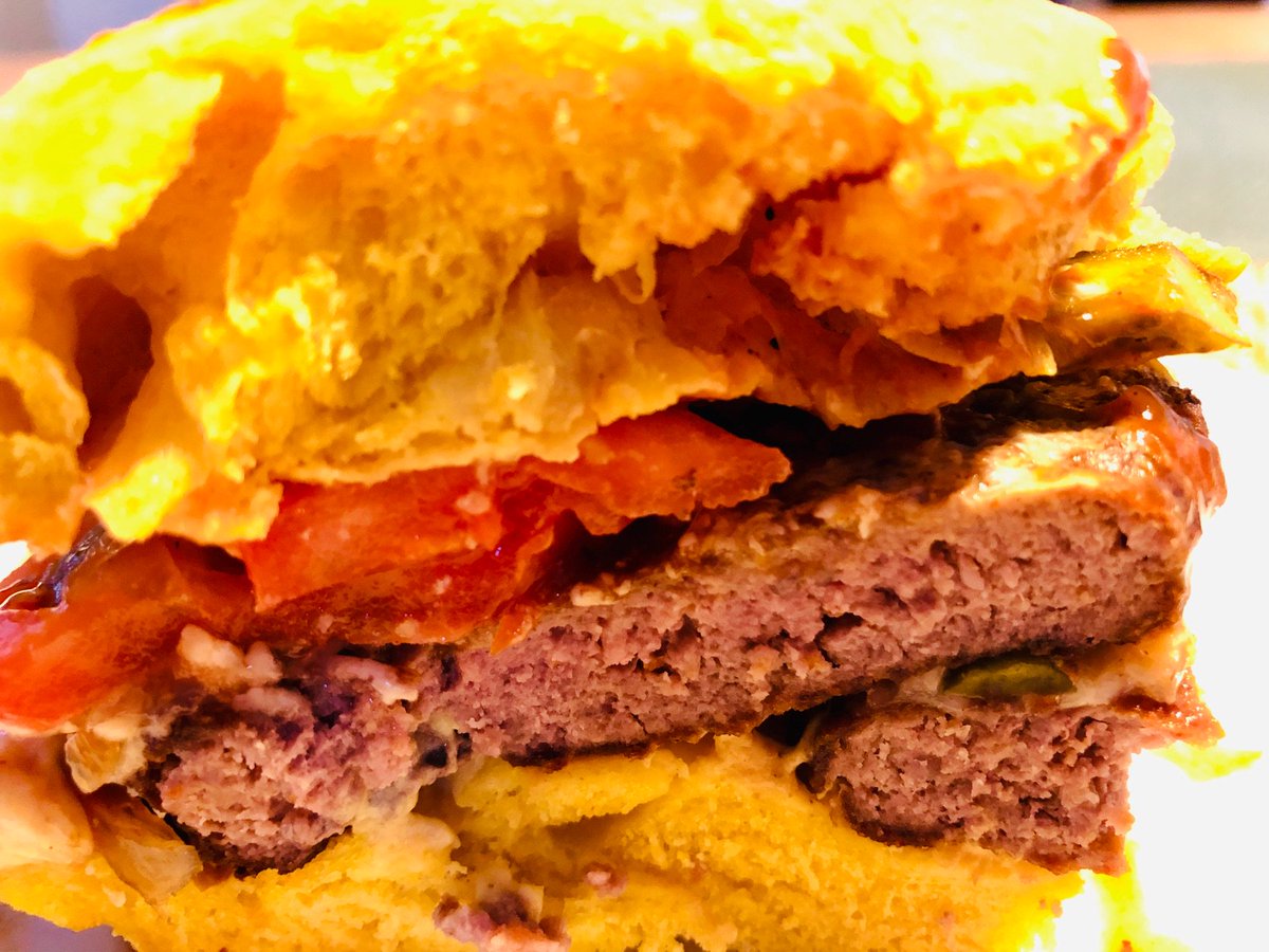 So sieht der Monster-Burger auf halbem Weg aus … 
slowereat.com/2019/05/19/ein…