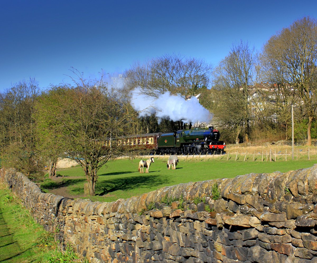 PointNShootPics's tweet photo. LMS Jubilee Class loco 'Bahamas' steams through the West Yorkshire Landscape on the way towards Ingrow. 

@WorthValley @RailStoryIngrow @vct_ingrow https://t.co/p0wGcNz0Pe
