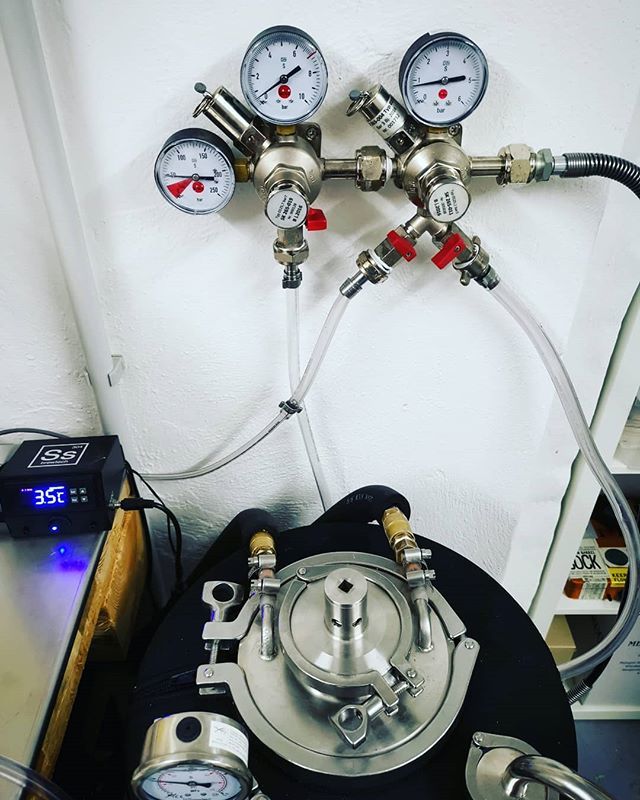 friediesbrewery's tweet image. In English? 👇 Click "show translation" down below.

So der #druckminderer ist nun auch fest installiert.
Warum 3 Leitungen? Eine geht an den #unitank, eine an's #keg und eine den #gegendruckabfüller
So kann ich direkt aus dem Unitank oder aus dem Keg… bit.ly/2JLgpqG