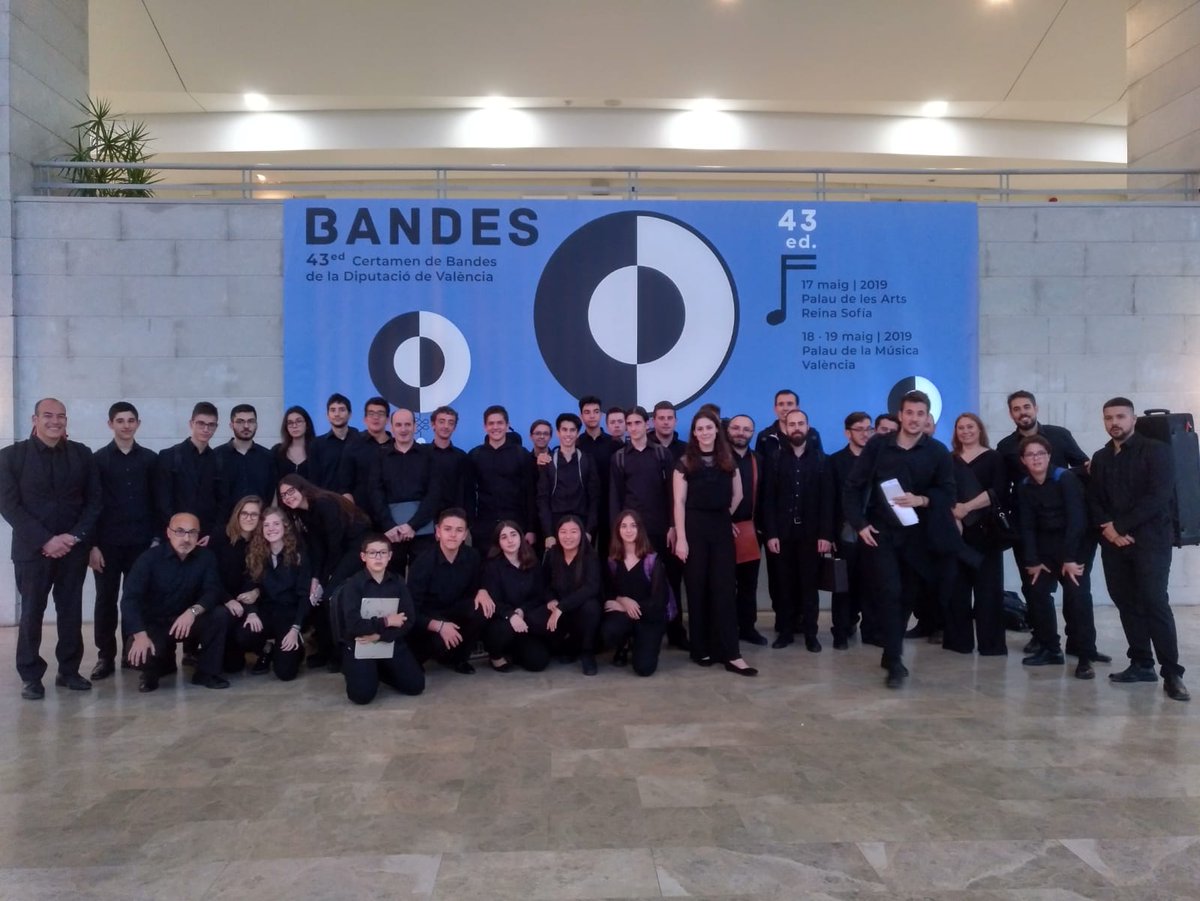 Culturadival's tweet photo. 📸 La @SMJBenimaclet ha finalitzat el seu concert al Certamen de @BandesDival que es celebra al Palau de la Música, i els seus membres han posat davant al photocall 🎼 https://t.co/jl2qWZNL7c