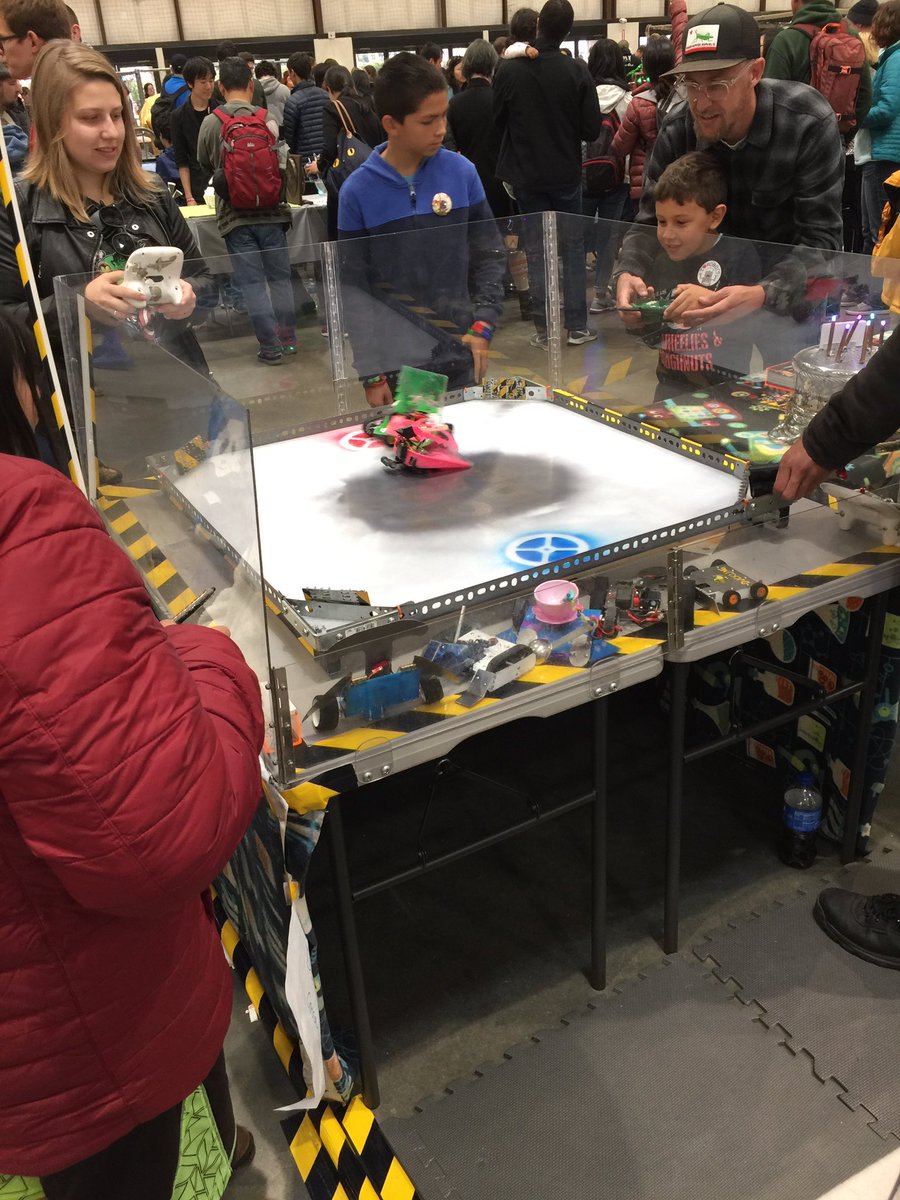 Jeffreycode42's tweet image. Little robot compete each other #robot #battle #kids @makerfaire