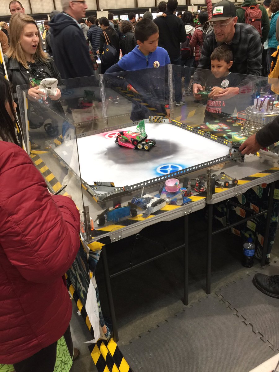 Jeffreycode42's tweet image. Little robot compete each other #robot #battle #kids @makerfaire
