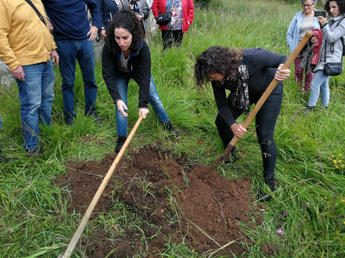 Hoy desde #CambiaAviles formalizamos nuestro compromiso con Jardín de Cantos para que tengan su esperado y necesario Centro Social,llegando a un acuerdo con el "Banco Malo" y desbloquear el convenio de cristalería que lo evita. Es momento de cumplir 
#Futuro #m26 #TaniaAlcaldesa