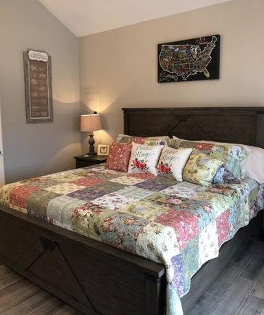 VISITTHEOSAGE's tweet photo. Stay in comfort and style when you visit Pawhuska at the Prairie Cottages! These cozy urban cabins offer all the amenities, plus front porches and a patio area for guests to enjoy, all just steps from the @pwmercantile and other downtown attractions! Info: https://t.co/gTFciYPdVV https://t.co/DKsJbu62X7