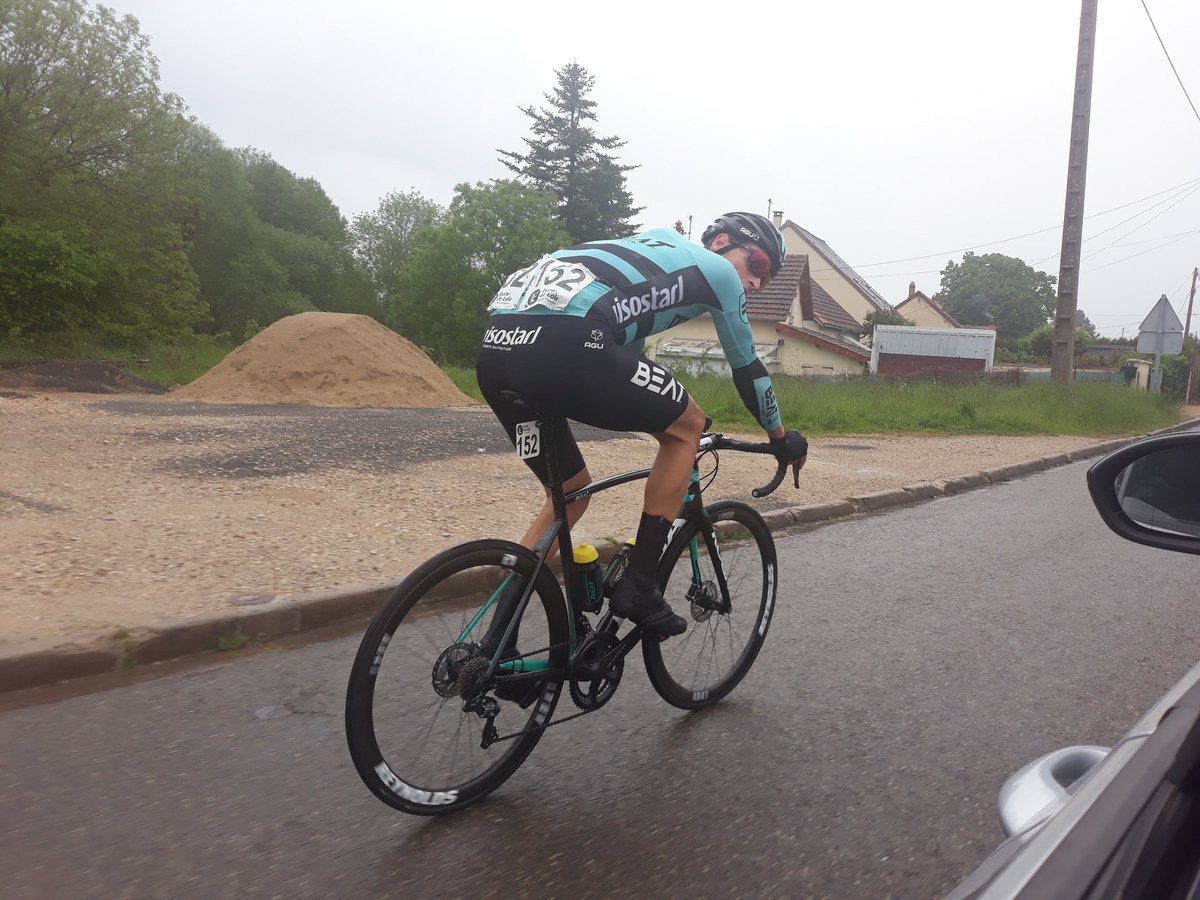 beatcyclingclub's tweet photo. Het wordt spannend! π± met nog 10 kilometer te gaan heeft de kopgroep met @LuucBugter 2 minuten voorsprong. Bij de tussensprint pakt Luuc bonificatiesecondes, alles is nog mogelijk! πͺ #TdEeL https://t.co/PpTvb8XA4o