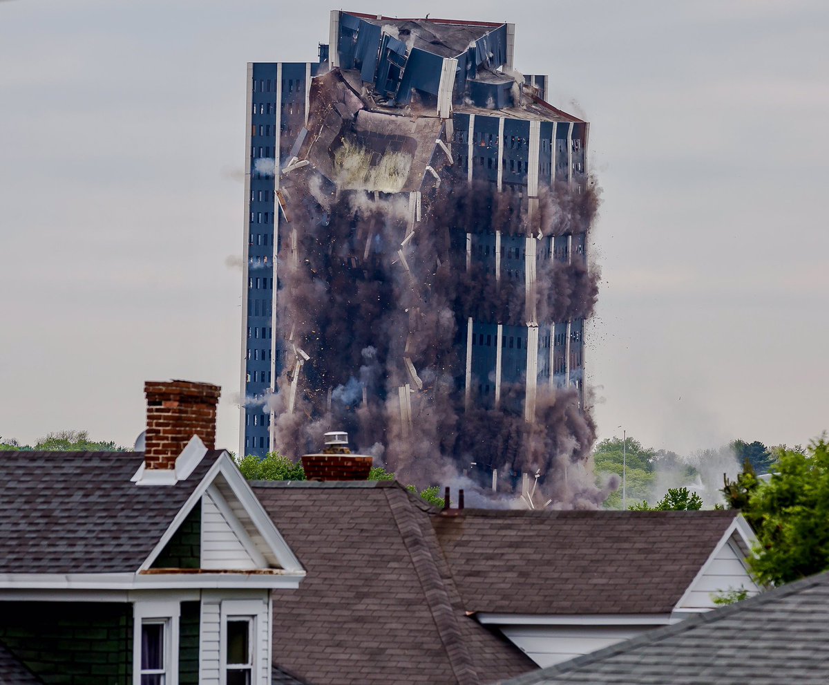 FavSightsSounds's tweet photo. From 2nd Ave where I grew up, watched this come down. It really was weird to watch when you grew up always seeing it, but time to move forward.
Martin Tower 1972 - 2019 - Bethlehem, PA - 5/19/19
#martintower #ripmartintower #bethlehempa #lehighvalleypa #photography https://t.co/bsPTrarg1I