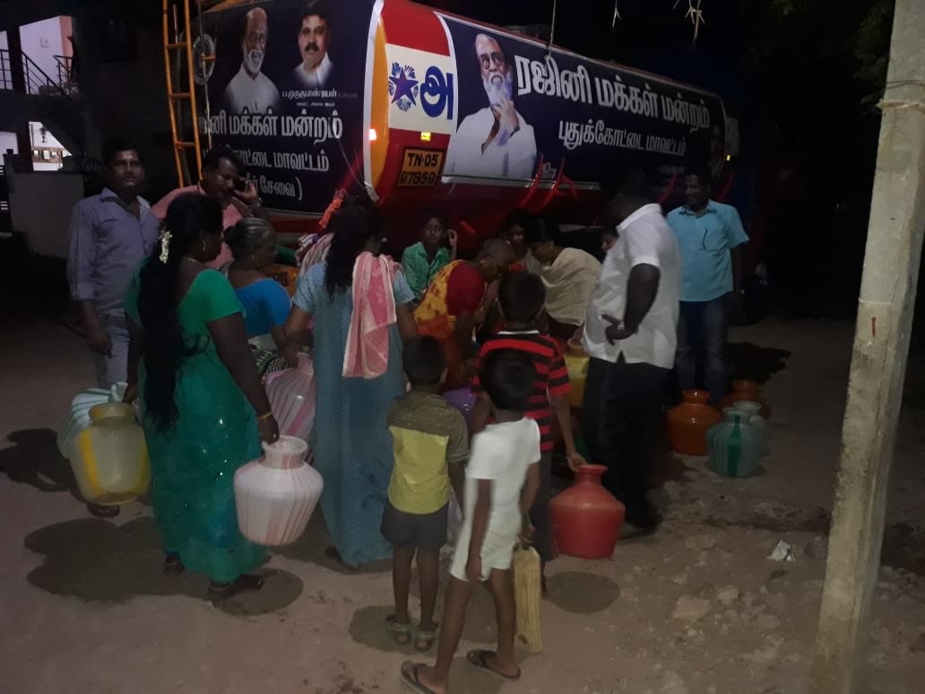 KkmPandian's tweet photo. 4th day in a row, We @PudukkottaiRmm distributing drinking water across Pudukkottai district even in the dark evening 🤘@@rmmoffice @rajinikanth @SudhakarVM @ajstalin17 @mayavarathaan https://t.co/wYlDHgK9Eb