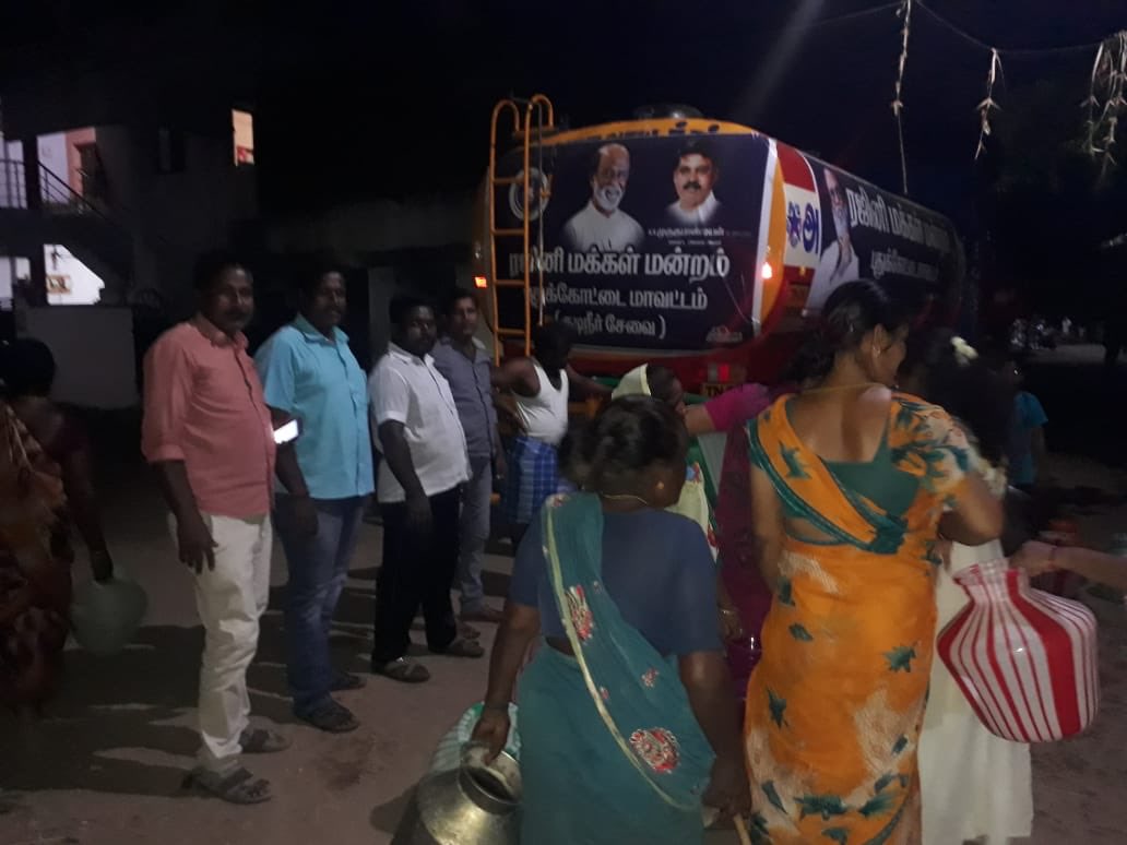 KkmPandian's tweet photo. 4th day in a row, We @PudukkottaiRmm distributing drinking water across Pudukkottai district even in the dark evening 🤘@@rmmoffice @rajinikanth @SudhakarVM @ajstalin17 @mayavarathaan https://t.co/wYlDHgK9Eb