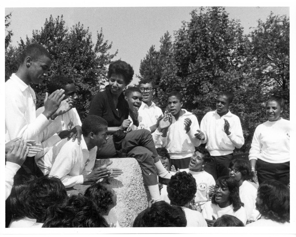 wellreadblkgirl's tweet photo. Happy Birthday Lorraine Hansberry! Activist, playwright, and artist ✨ Hansberry set the precedent for future generations ✨ We are collectively inspired by her uncompromising spirit &amp; tenacity. As she famously said, “Never be afraid to sit awhile and think” #wellreadblackgirl https://t.co/VvovhZRQQL