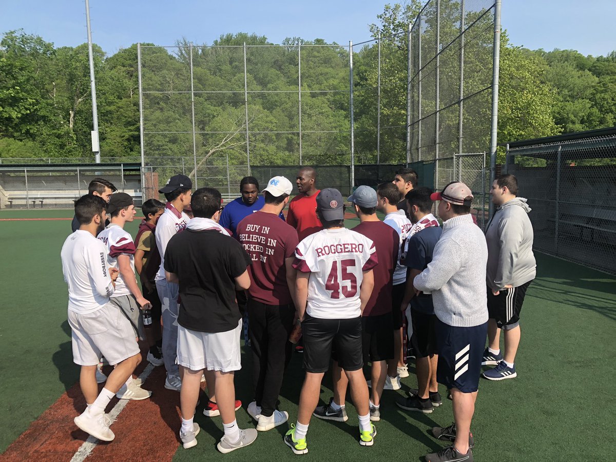 HTownHuskyFB's tweet photo. Thank you to @JayFiedler @CarlifTaylor63 and therealsamgarnes241 for coming out and speaking with some of our guys about the importance of COMMITMENT and DEDICATION. @htown_huskies #HTownFootball https://t.co/z8FhJRtfGi