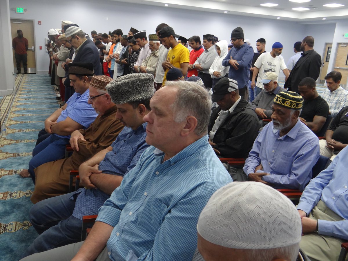 PhillyMosque's tweet photo. Bait-ul-Aafiyat Open House iftar dinner:

We invited neighbors to pray and break fast this weekend.

https://t.co/qvwAeT71kQ

#Ramadan #iftar #baitulaafiyat #phillymosque #Ahmadiyya https://t.co/kjcEIiFCmI