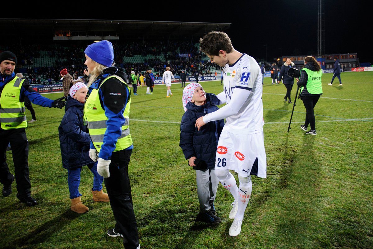 Hedersmannen Lars Vilsvik spiller i dag sin kamp nummer 290 for Strømsgodset. Det gjør at han nå er på 3. plass på klubbens adelskalender – med kun Tor Alsaker-Nøstdahl og Inge Thun foran seg. Vi gratulerer Lars med nok en milepæl, og ser frem til enda flere i tiden fremover! 👏