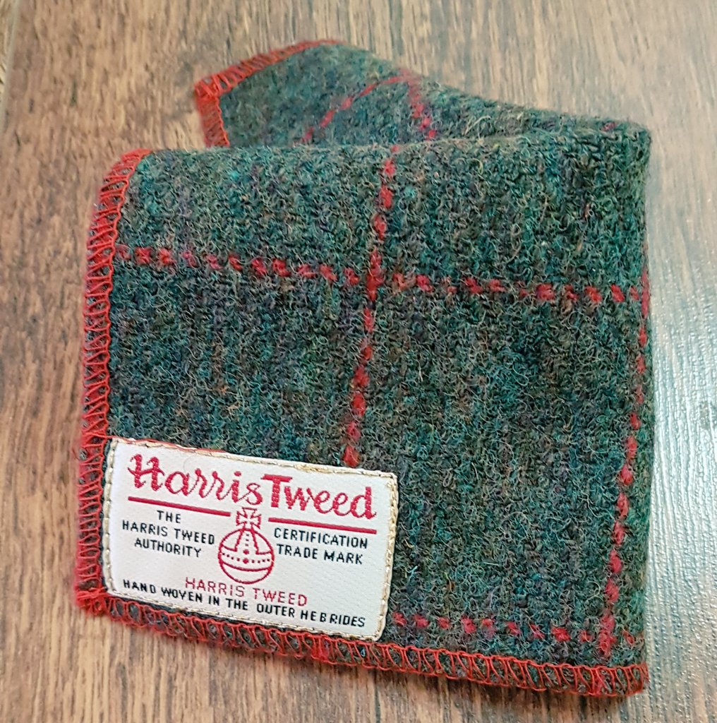 mrpocketsquare1's tweet photo. Today we are #highlighting our real #Gold sewn thread #pocketsquare. A #Commerative issue.We used #Japanese #18ct thread round our iconic orb label.We have one left. Plus entry to our @SamHeughan #COMPETITION https://t.co/BBng3mRWz2 #Outlander #NEWS #WorldWhiskyDay #menstyle https://t.co/qZCDryIW6r
