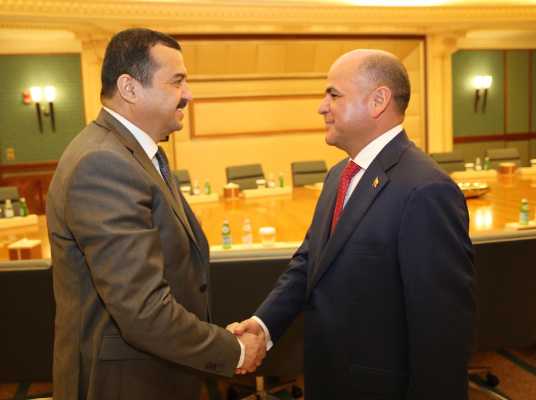 🇻🇪🛢#Ahora en Jeddah, Arabia Saudita, <a href="/MQuevedoF/">Manuel Quevedo</a> sostiene reunión de trabajo con el ministro de energía de Argelia, donde se evalúa mercado petrolero mundial y la cooperación bilateral entre ambas naciones. Cumpliendo con la Diplomacia Bolivariana de Paz del Pdte. <a href="/NicolasMaduro/">Nicolás Maduro</a>