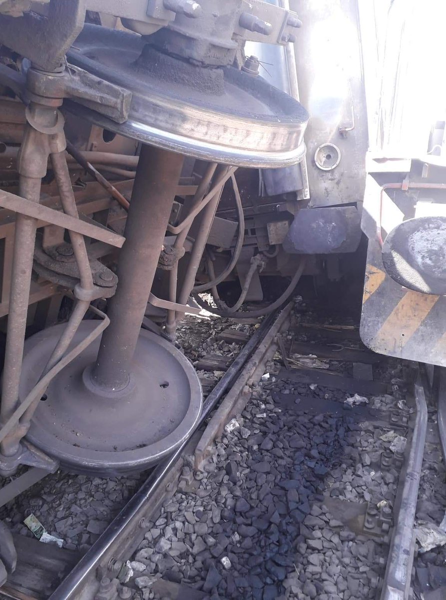 القدر رحم البلد و الناس من كارثة محققة بعد ظهر اليوم لو وقعت لأصبحت نسخة مكررة من حادثة جرار محطة مصر في فبراير الماضي .. ستر ربنا ان الجرار قبل ما يكتسب سرعة خبط في "ستوك" قطار ٩١٥ اللي كان في نفس الوقت مسحوب من الورشة للمحطة استعدادا لسفره إلى الإسكندرية