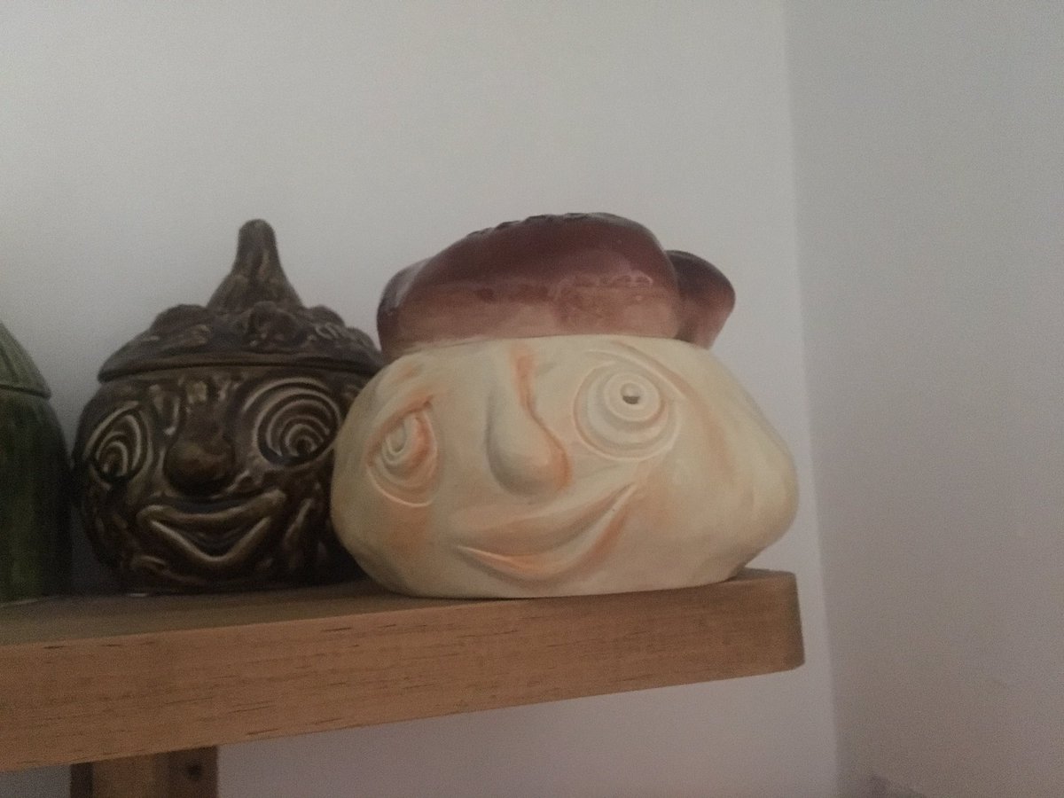 vegetarianmegan's tweet image. Just dusting off my guilty treasures #breadheadsmyfav #geekyaf #faces #onionisacrybaby 😎