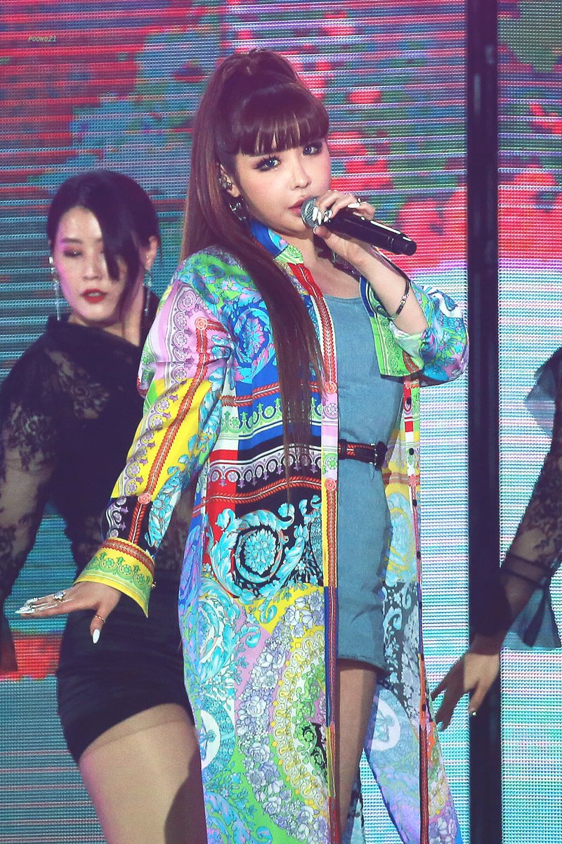 poowo21's tweet photo. 190518 드림콘서트 💚

#2NE1 #PARKBOM #박봄

무대 위 박봄도 최고구 라이브도 최고 ❤️
지났지만 2NE1  10주년도 짱 😘🥰😘
앞으로 천천히 오래 많이 봐용 😍 https://t.co/2mEpCRQJwk