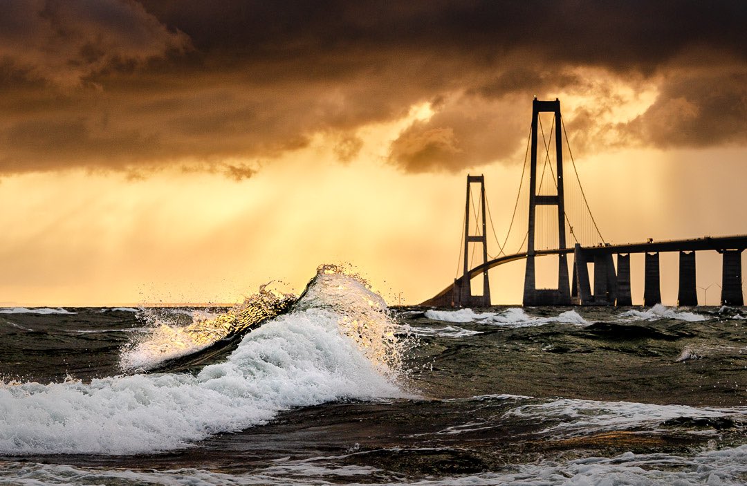 Beautiful waves during sunset at the great belt bridge 👌🏼
<a href="/GoVisitDenmark/">VisitDenmark</a> <a href="/dmidk/">DMI</a> @DRVejret <a href="/tv2vejrcenter/">TV 2 Vejret</a> #sunset #waves <a href="/Storebaelt/">Storebælt</a>