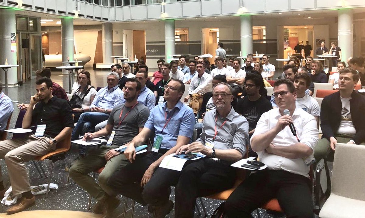 VDMAonline's tweet photo. Tolle Pitches beim #HackEng #Hackathon von VDMA #StartupMachine und ⁦@fraunhofervc⁩ - das wird eine harte Entscheidung. Wir sind gespannt! Wer hat die beste Lösung für die Challenges von #FSBondtec, @rrpowersystems und @KSBCompany? https://t.co/7mgQwj494u