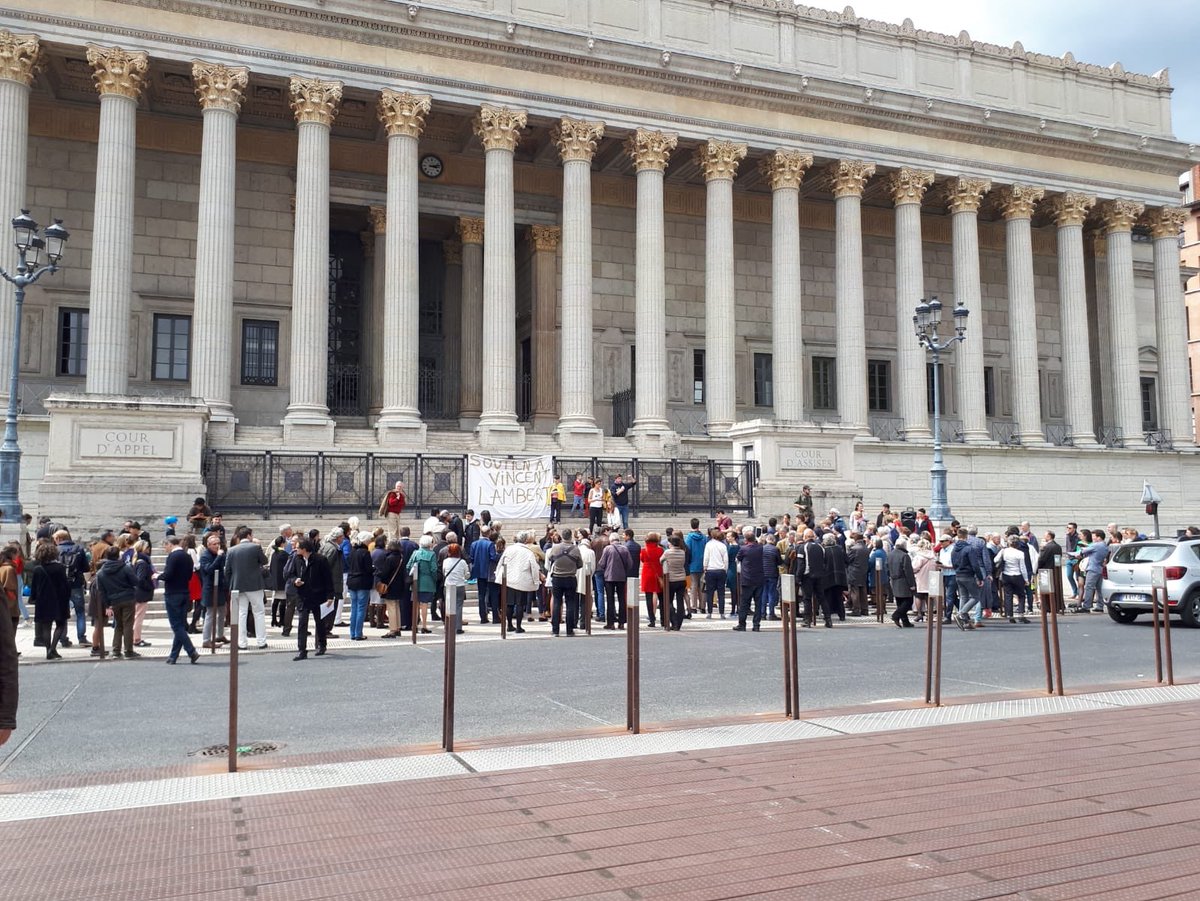 VoixdEnfant's tweet photo. 200 personnes devant la cour d’appel de Lyon en soutien à #VincentLambert https://t.co/T4rhqMG8TJ
