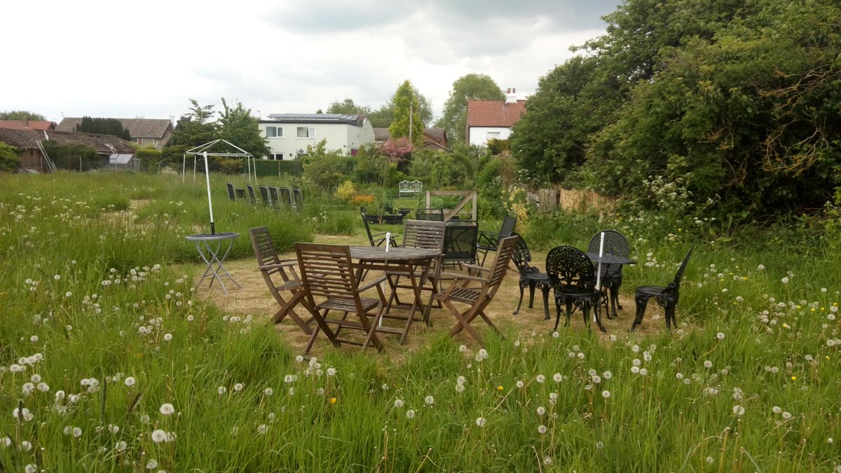 ngsgardenhook's tweet image. Field Paths are mowed for the last time ready for visitors &amp;amp; stall holders, gazebo up, chairs &amp;amp; tables in situ for visitors to enjoy delicious refreshments or just to rest their weary legs. Signage done #notlongtogonow
@YorkshireNGS #EastYorkshire @avidgardener72 #feelingexcited