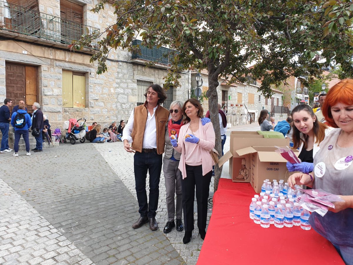 palomaadrados's tweet photo. Con #NievesRoses alcaldesa y candidata de @ppcolmenarejo  compartiendo una paella con los vecinos y explicando su programa y las propuestas de @IdiazAyuso . 
# 26M VOTA PP
# IlusiónPorMadrid
# CentradosEnTuFuturo
@ppmadrid https://t.co/f24hSn6vyp
