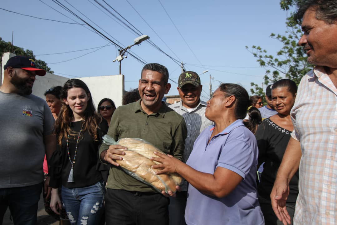 Mcbo_tequiero's tweet photo. Casanova detallo que este plan piloto garantiza que la harina y los ingredientes que aporta la municipalidad, sean utilizados en la elaboración de panes distribuidos a BsS. 3 mil en las principales parroquias y se extenderá progresivamente al resto de las parroquias de Maracaibo. https://t.co/CMVA0US15K