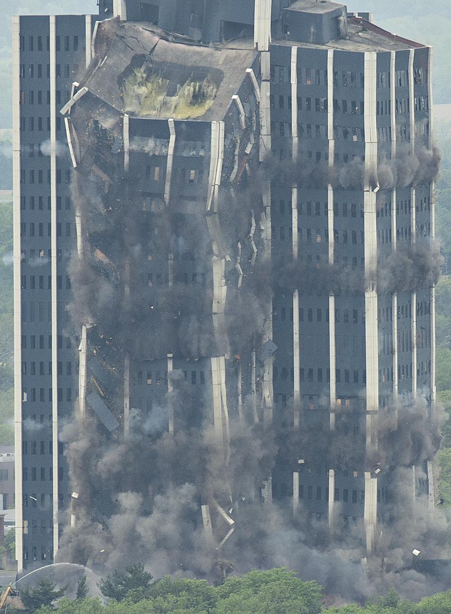 mcall's tweet photo. PHOTOS: The end of Martin Tower. #RIPMartinTower
https://t.co/gqYEQfqLt5 https://t.co/IwjzHTvTkr
