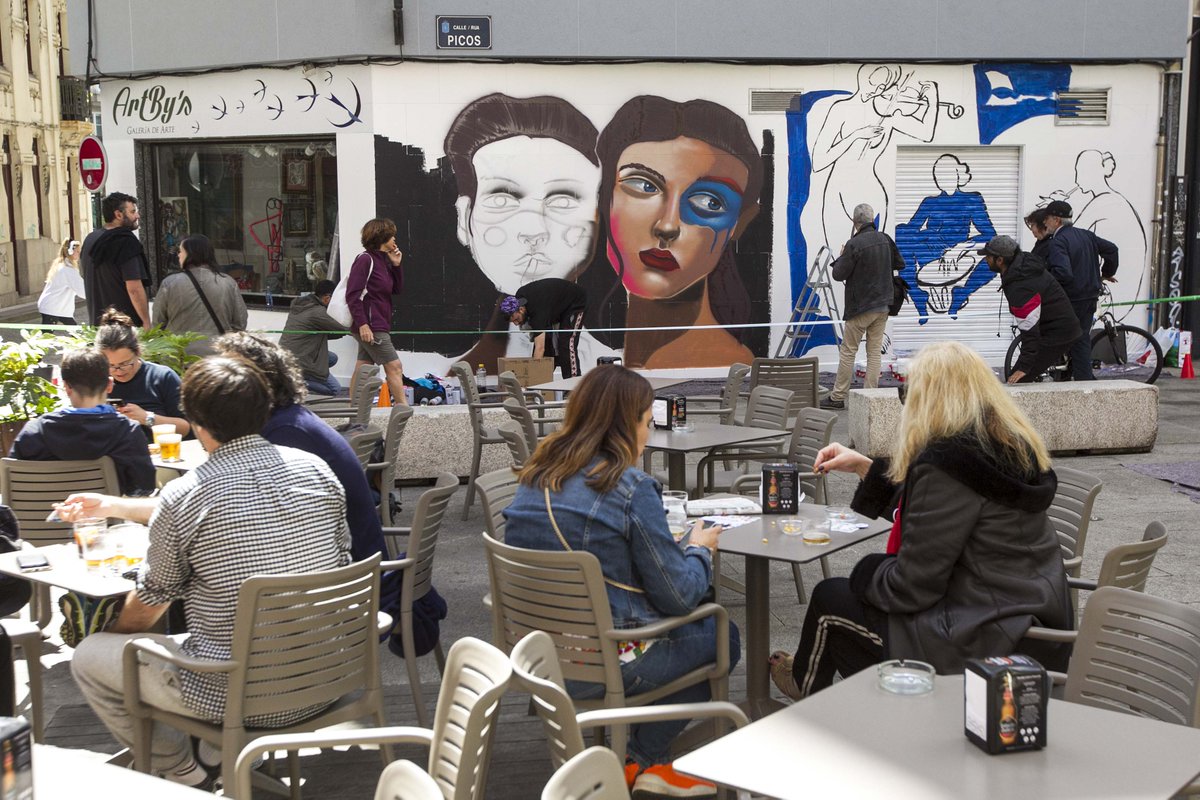 ConcelloCoruna's tweet photo. Galería | Un total de 22 artistas participan hoxe na I edición do #RuarteFest que se celebra do Orzán, onde decoran con murais espazos cedidos do barrio. O festival contou tamén cun obradoiro de arte urbana dirixido á mocidade e nenos e nenas.  https://t.co/0UJIv2iOlm https://t.co/KCHdR2y3UW