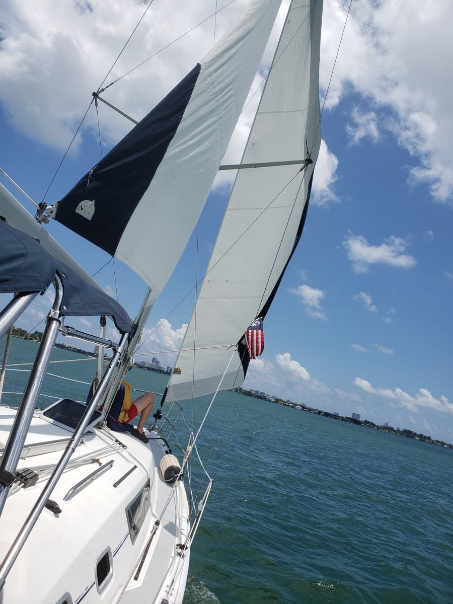 Lauraeburgos's tweet image. Fun sailing day #boatsetter