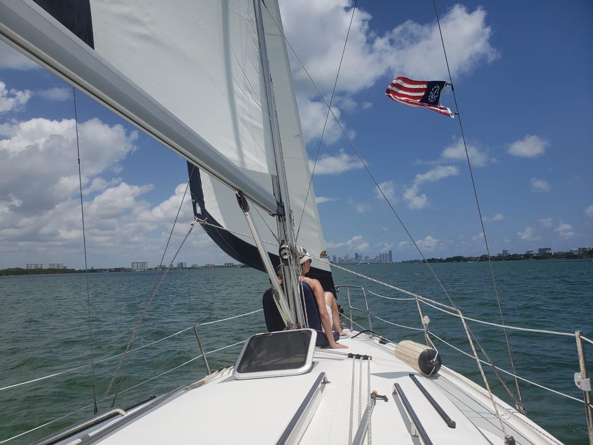 Lauraeburgos's tweet image. Fun sailing day #boatsetter