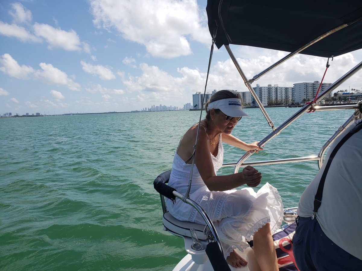 Lauraeburgos's tweet image. Fun sailing day #boatsetter