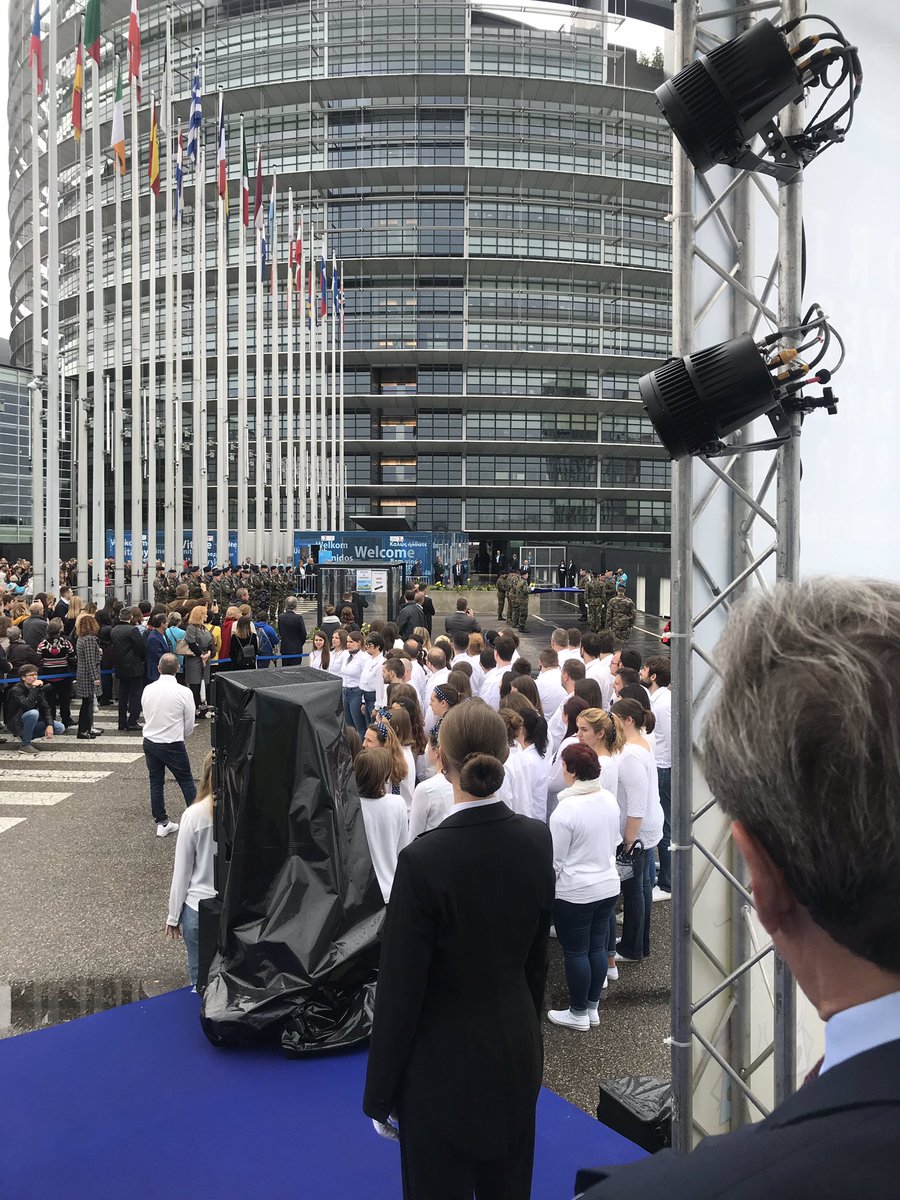 CatVierling's tweet photo. Heureuse ce matin au #ParlementEuropéen   @Europarl_FR Avec @ASanderMEP #RainerWieland @andre_reichardt @Roland_Ries @NRELaw le Général Jürgen Weigt à la tête de l' @HQEurocorps en présence de centaines de personnes venues célébrer l’Europe #EUopendays https://t.co/U4J3Xp6cTK