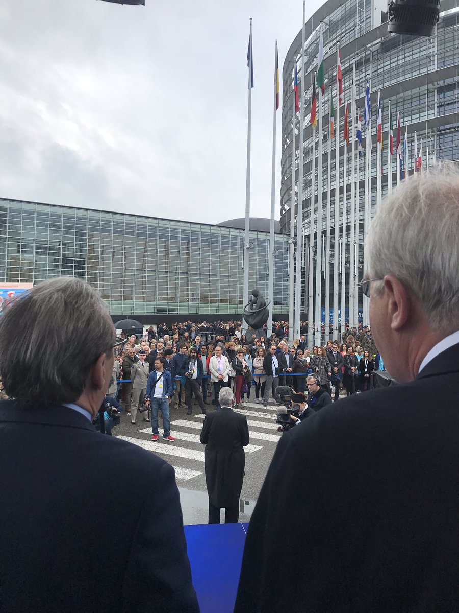 CatVierling's tweet photo. Heureuse ce matin au #ParlementEuropéen   @Europarl_FR Avec @ASanderMEP #RainerWieland @andre_reichardt @Roland_Ries @NRELaw le Général Jürgen Weigt à la tête de l' @HQEurocorps en présence de centaines de personnes venues célébrer l’Europe #EUopendays https://t.co/U4J3Xp6cTK