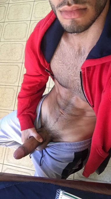 As&iacute; estudio los domingos .. 🍆  On sundays I study like this .. 🍆 https://t.co/iv4tRBM2wY